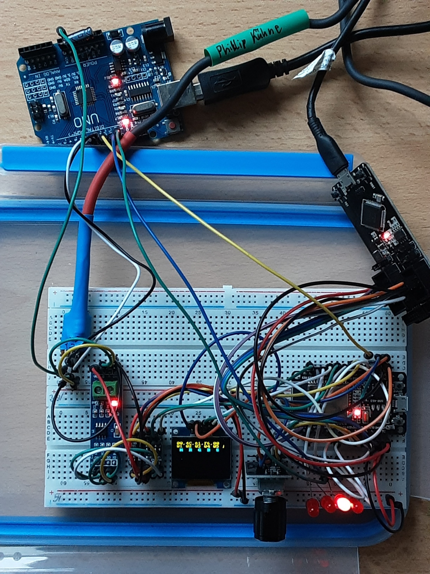 Versuchsaufbau der Schaltung auf Breadboard. Der Arduino Uno im Oberen Teil diente vorübergehend als Logic Analyzer